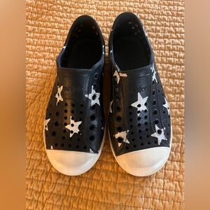 Native kid pool shoes c11